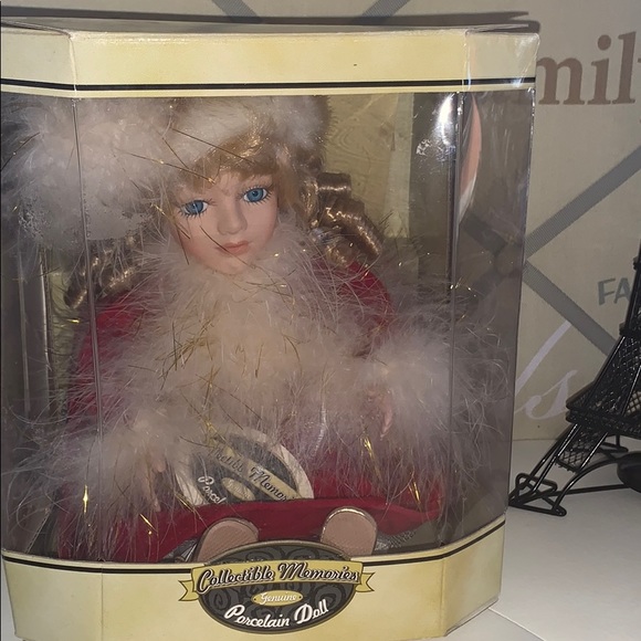 Animated Wind Up Porcelain Doll - Picture 2 of 3